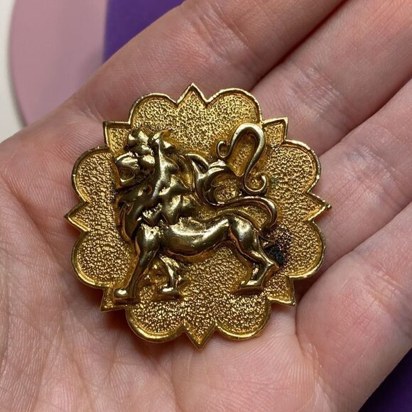 💛 RARE Vintage Gold Plated Hattie Carnegie Round Lion Brooch - Picture 3 of 4